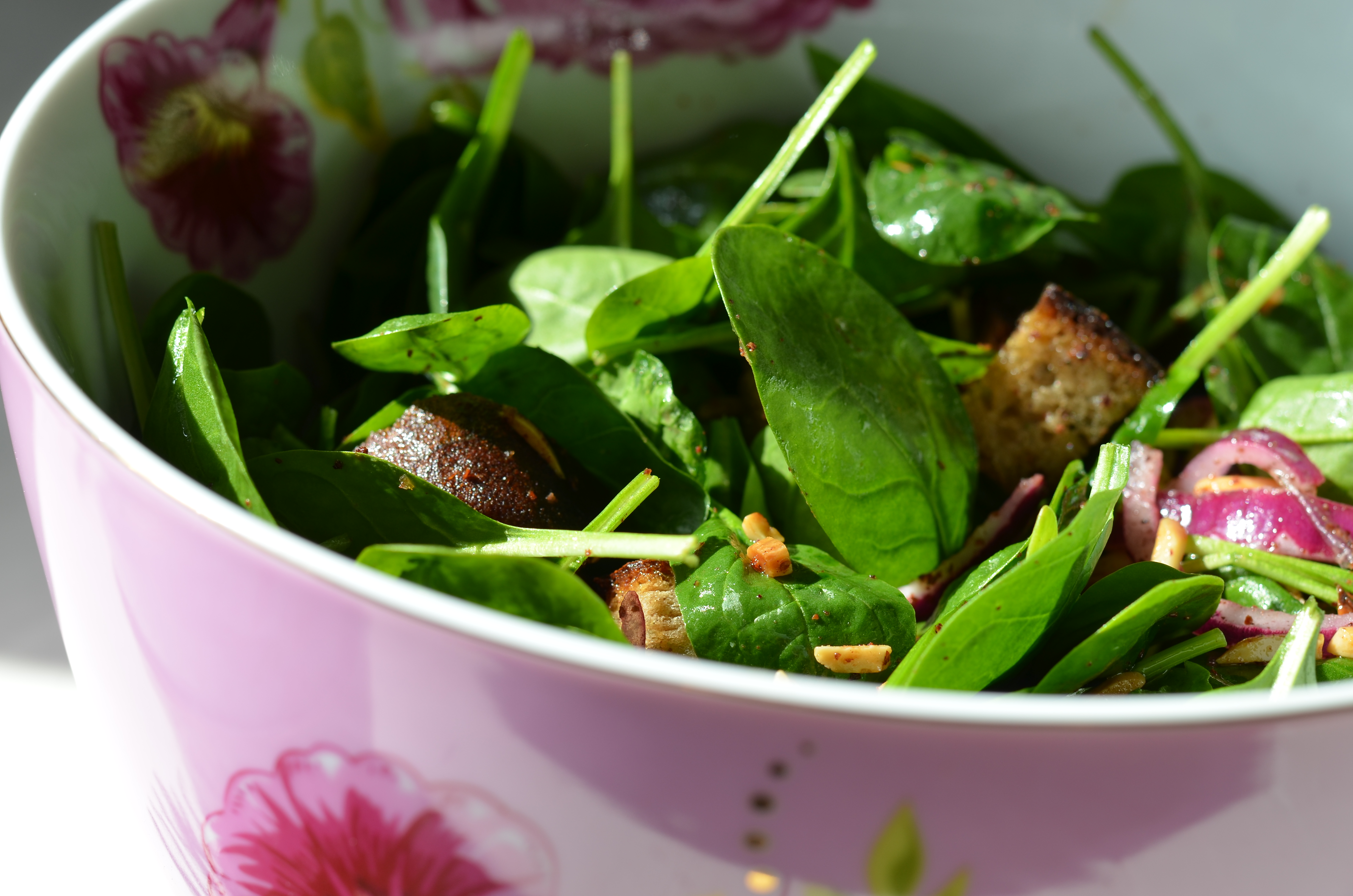 Happy Days: Spinatsalat mit Datteln und Mandeln – ungeplant, aber ...