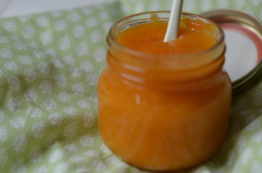 Aprikosen-Marmelade mit weisser Schokolade