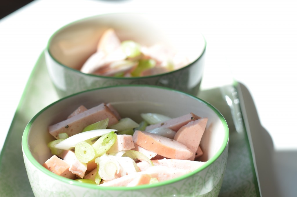 Wurstsalat mit Frühlingszwiebeln